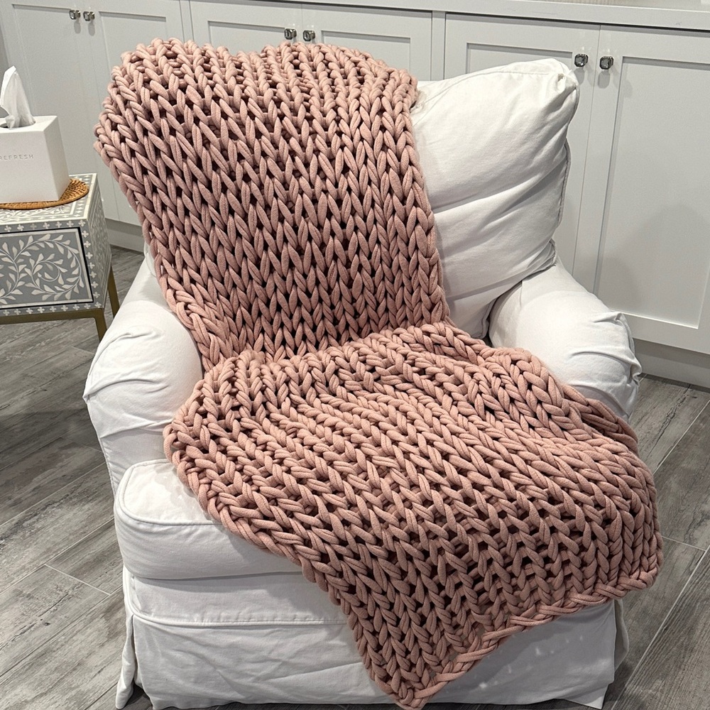 Chunky cable knit dusty rose throw 55x55